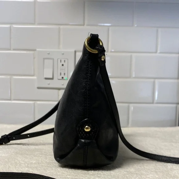 Vintage Coach Black Leather Crossbody bag with Gold Accents - Picture 3 of 9